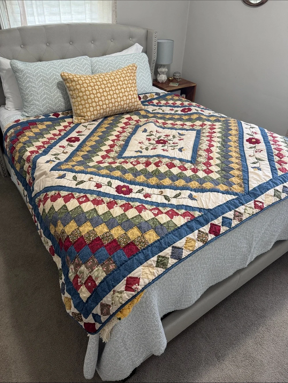 HANDMADE FLORAL VINTAGE-Inspired Patchwork Quilt - euc